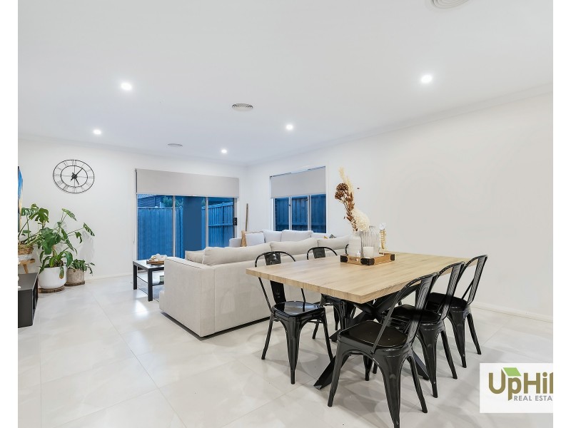 28 Khan Boulevard, Clyde North VIC 3978