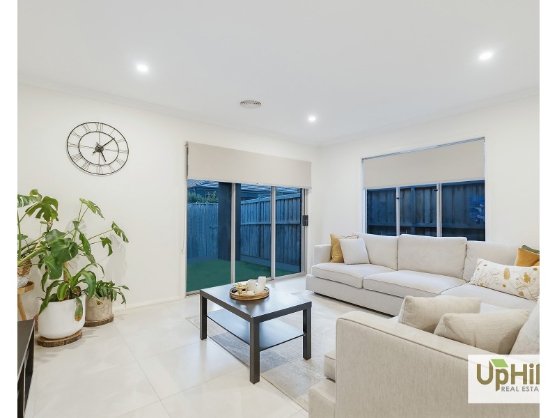 28 Khan Boulevard, Clyde North VIC 3978