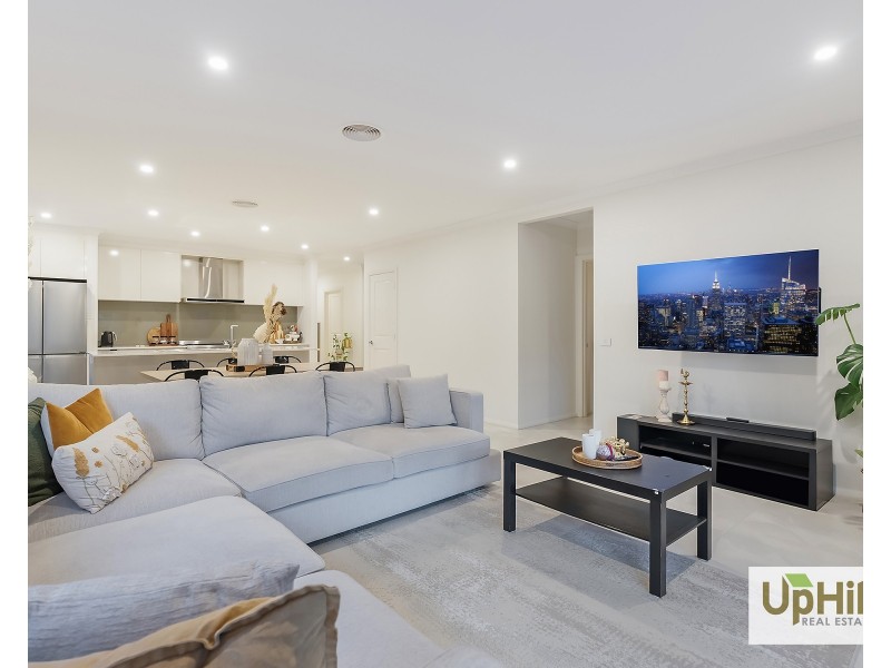 28 Khan Boulevard, Clyde North VIC 3978