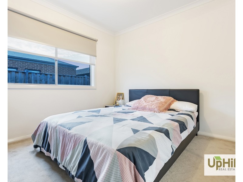 28 Khan Boulevard, Clyde North VIC 3978