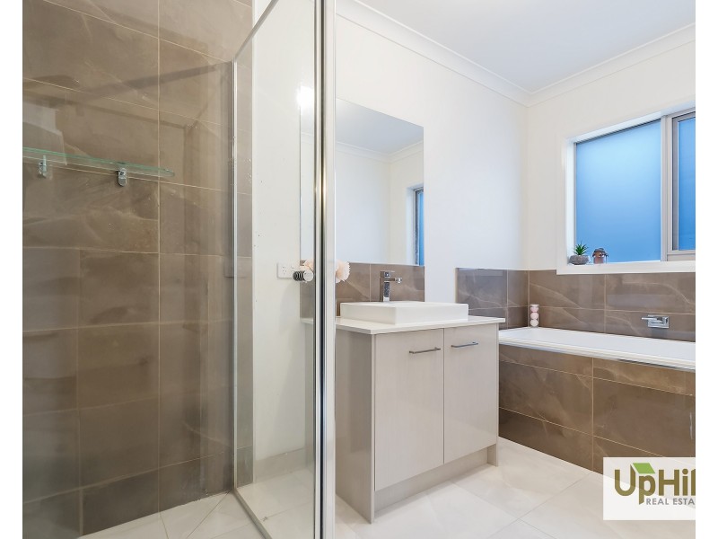 28 Khan Boulevard, Clyde North VIC 3978