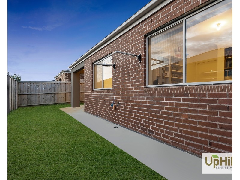 28 Khan Boulevard, Clyde North VIC 3978