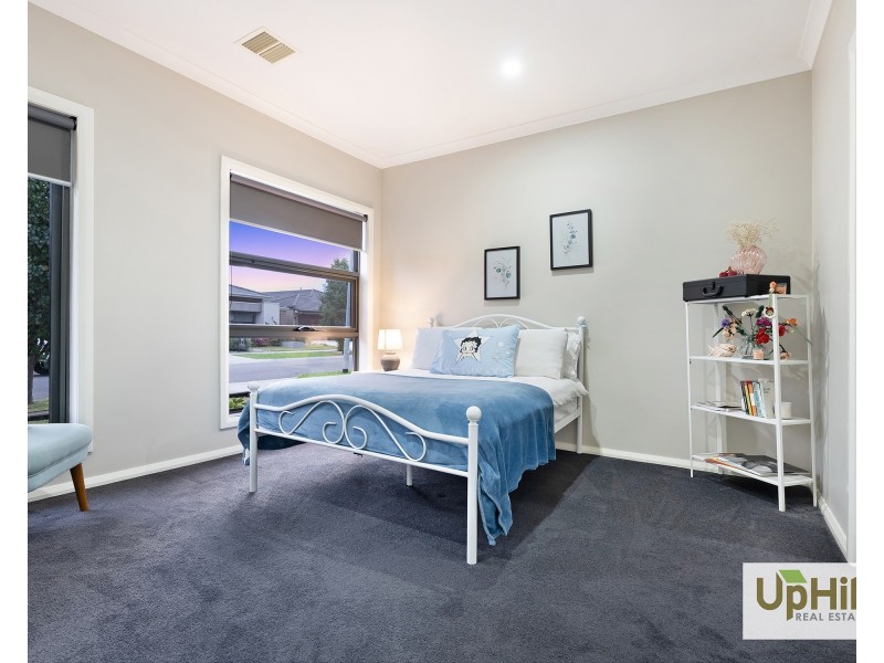 10 Yandra Street, Clyde North VIC 3978