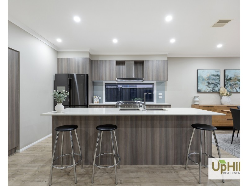 10 Yandra Street, Clyde North VIC 3978