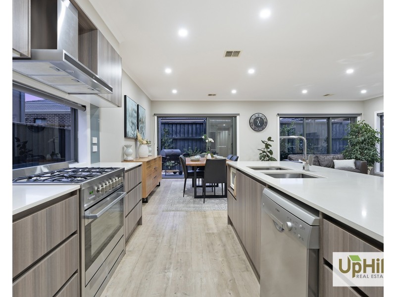 10 Yandra Street, Clyde North VIC 3978