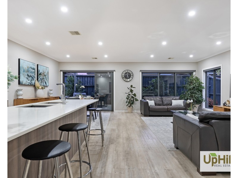 10 Yandra Street, Clyde North VIC 3978