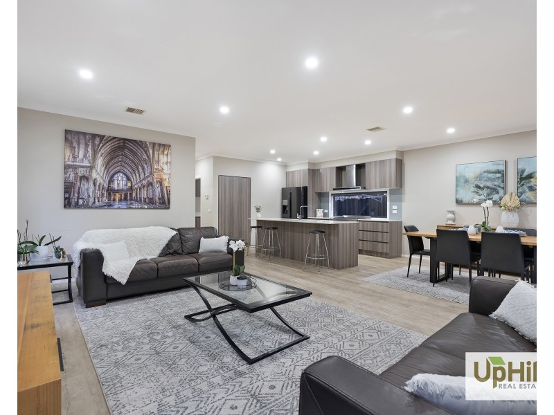 10 Yandra Street, Clyde North VIC 3978