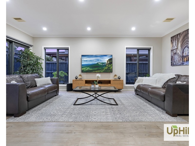 10 Yandra Street, Clyde North VIC 3978