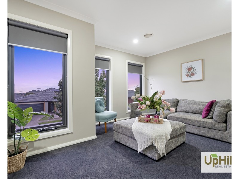 10 Yandra Street, Clyde North VIC 3978