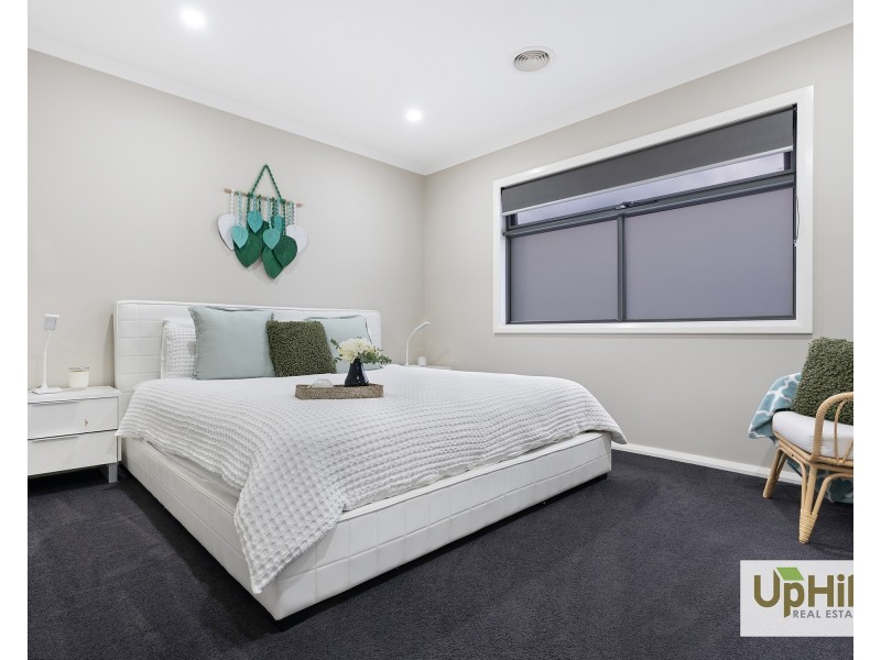 10 Yandra Street, Clyde North VIC 3978