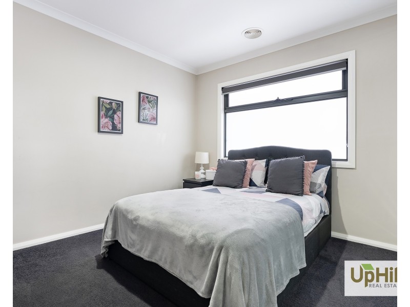 10 Yandra Street, Clyde North VIC 3978