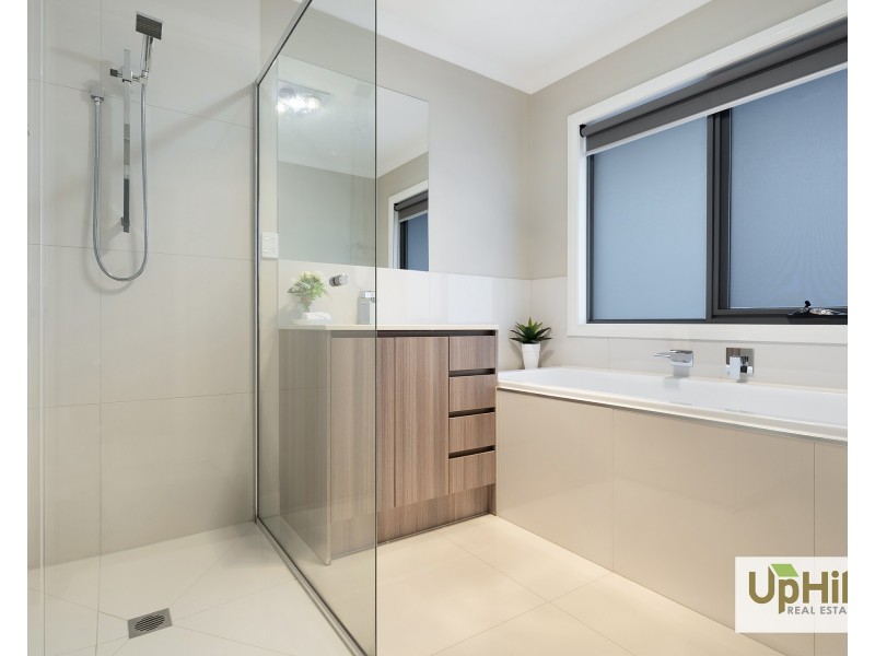 10 Yandra Street, Clyde North VIC 3978