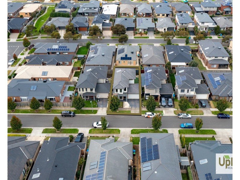 10 Yandra Street, Clyde North VIC 3978