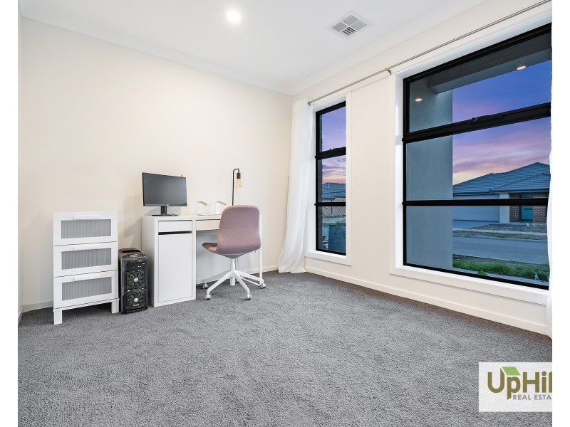 18 Theatre Circuit, Clyde North VIC 3978