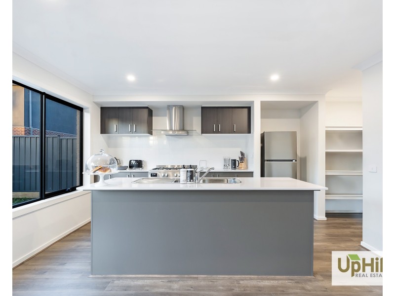 18 Theatre Circuit, Clyde North VIC 3978