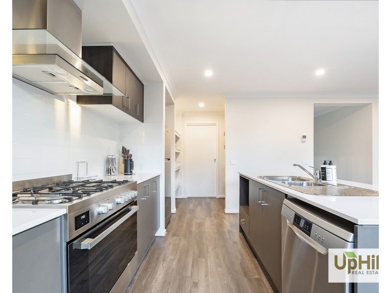18 Theatre Circuit, Clyde North VIC 3978