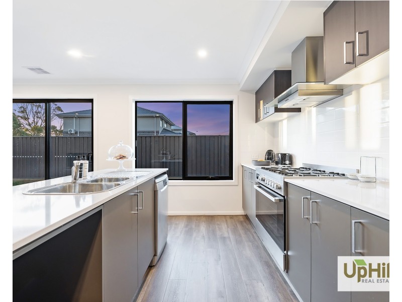 18 Theatre Circuit, Clyde North VIC 3978