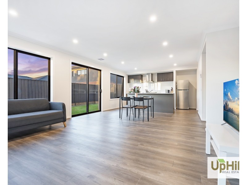 18 Theatre Circuit, Clyde North VIC 3978