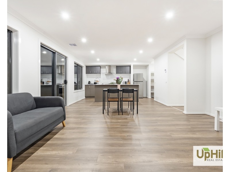 18 Theatre Circuit, Clyde North VIC 3978