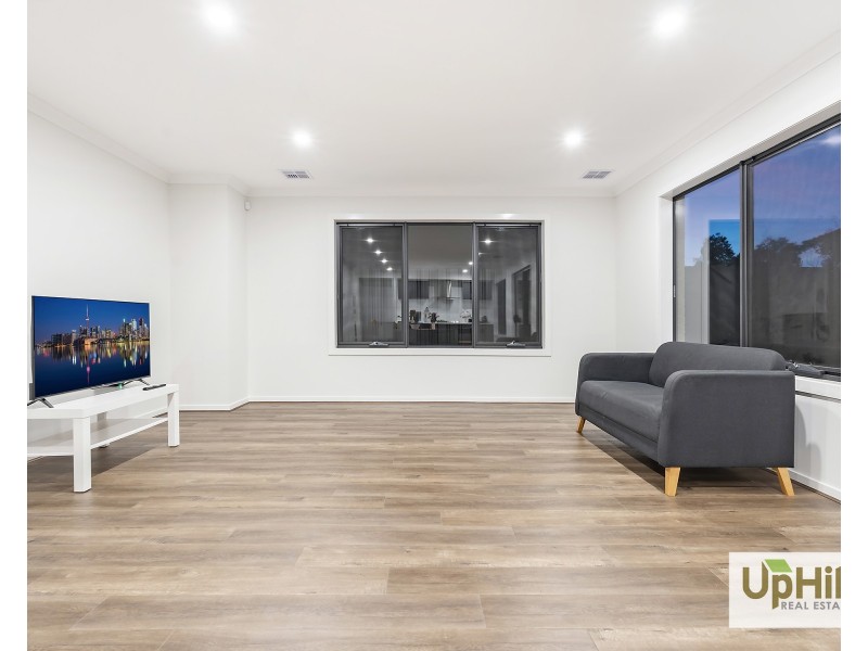 18 Theatre Circuit, Clyde North VIC 3978