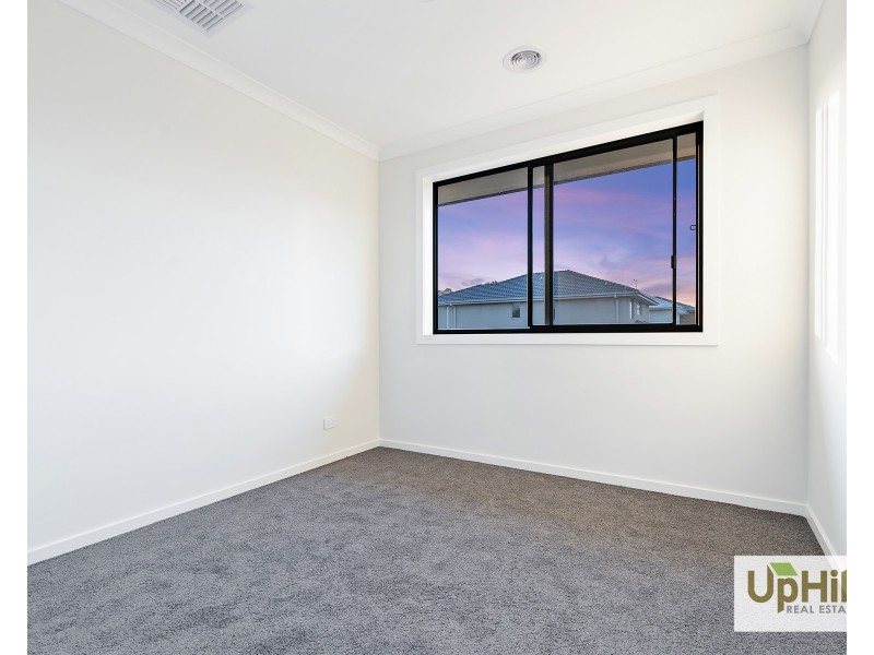 18 Theatre Circuit, Clyde North VIC 3978