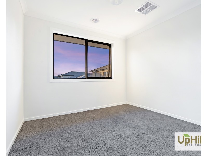 18 Theatre Circuit, Clyde North VIC 3978