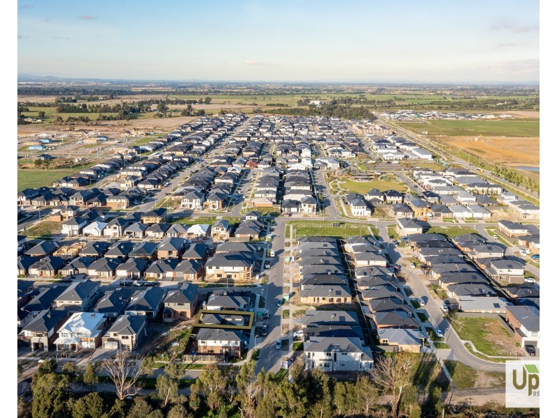 18 Theatre Circuit, Clyde North VIC 3978