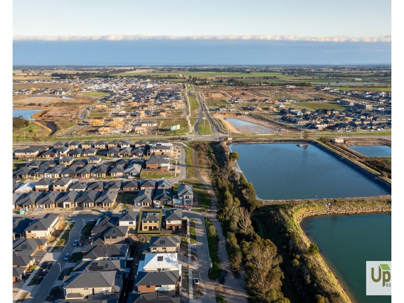 18 Theatre Circuit, Clyde North VIC 3978