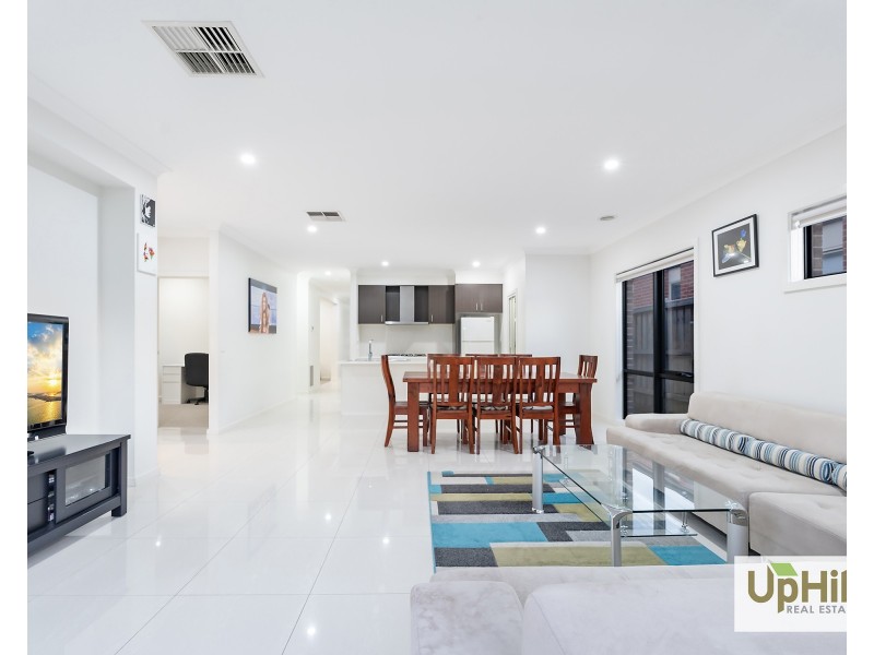 5 Barrier Parade, Clyde North VIC 3978