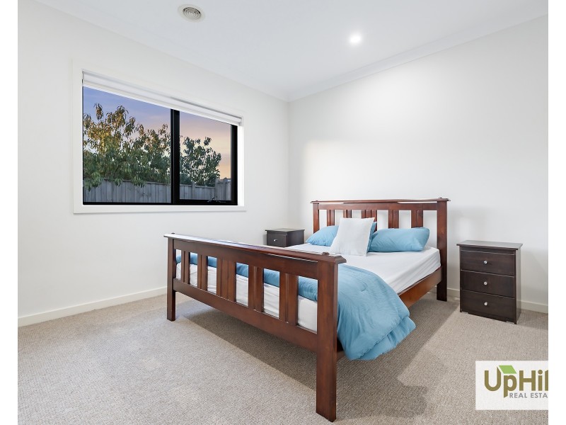 5 Barrier Parade, Clyde North VIC 3978