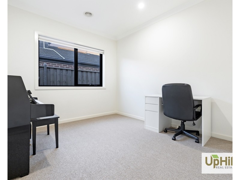 5 Barrier Parade, Clyde North VIC 3978