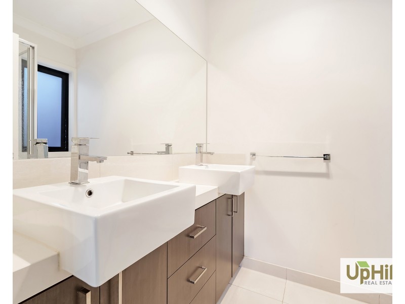 5 Barrier Parade, Clyde North VIC 3978