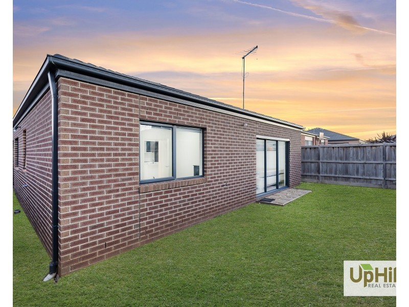 5 Barrier Parade, Clyde North VIC 3978