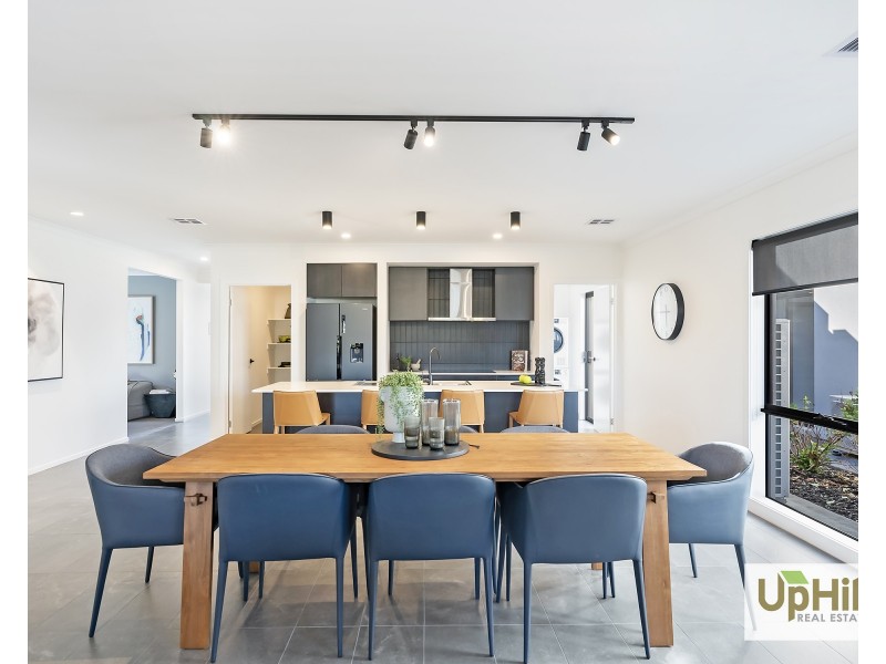 30 Grazing Way, Clyde North VIC 3978