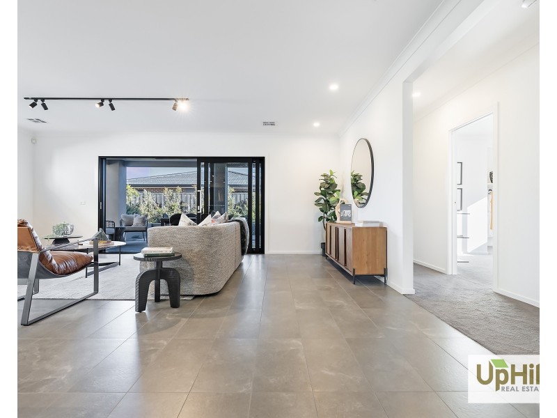 30 Grazing Way, Clyde North VIC 3978