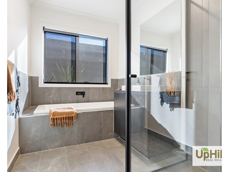 30 Grazing Way, Clyde North VIC 3978