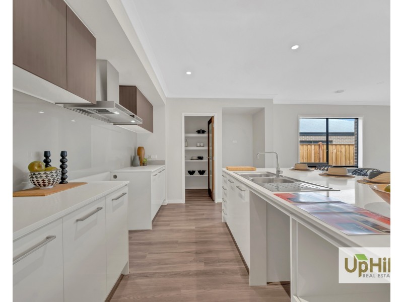 568 Heather Grove, Clyde North VIC 3978