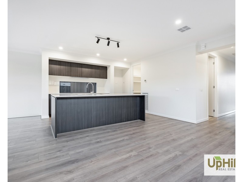 5 Clelland Way, Clyde North VIC 3978