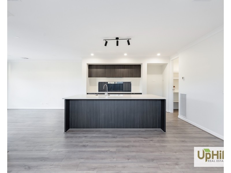 5 Clelland Way, Clyde North VIC 3978