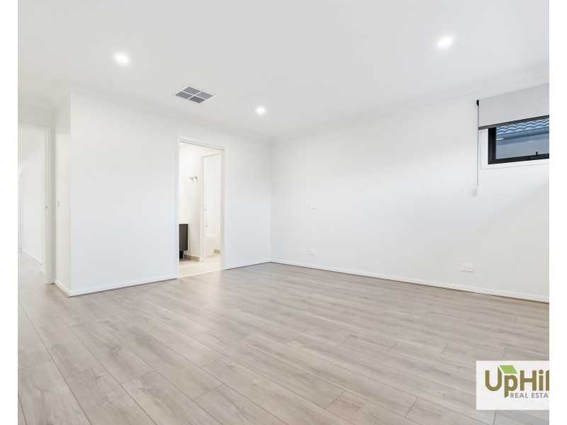 5 Clelland Way, Clyde North VIC 3978