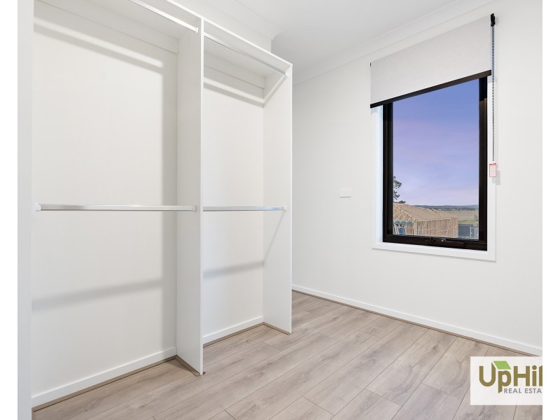 5 Clelland Way, Clyde North VIC 3978