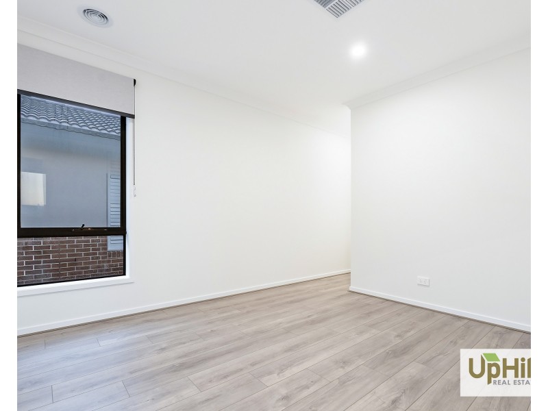 5 Clelland Way, Clyde North VIC 3978