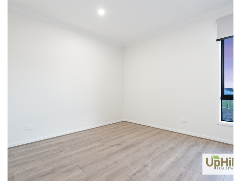 5 Clelland Way, Clyde North VIC 3978
