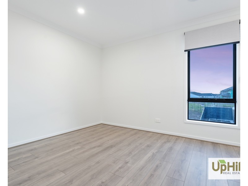 5 Clelland Way, Clyde North VIC 3978