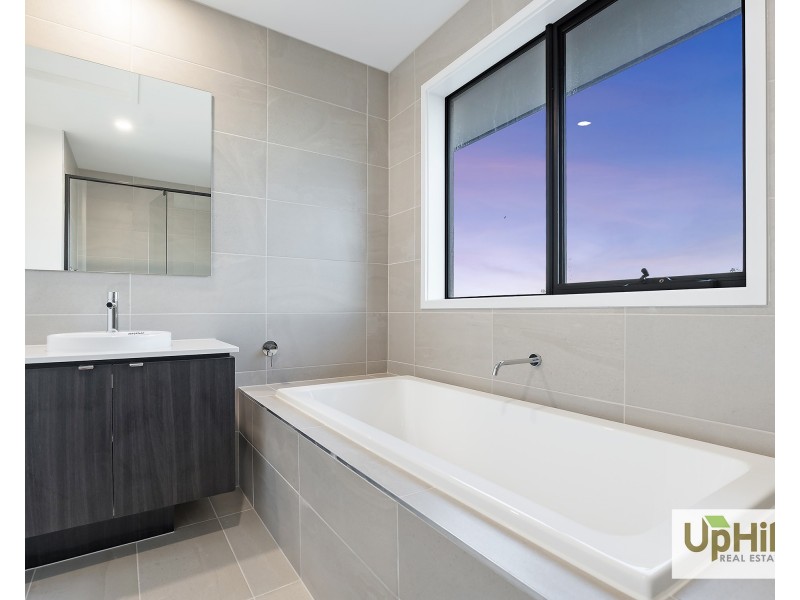 5 Clelland Way, Clyde North VIC 3978