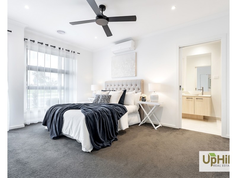 245 Heather Grove, Clyde North VIC 3978