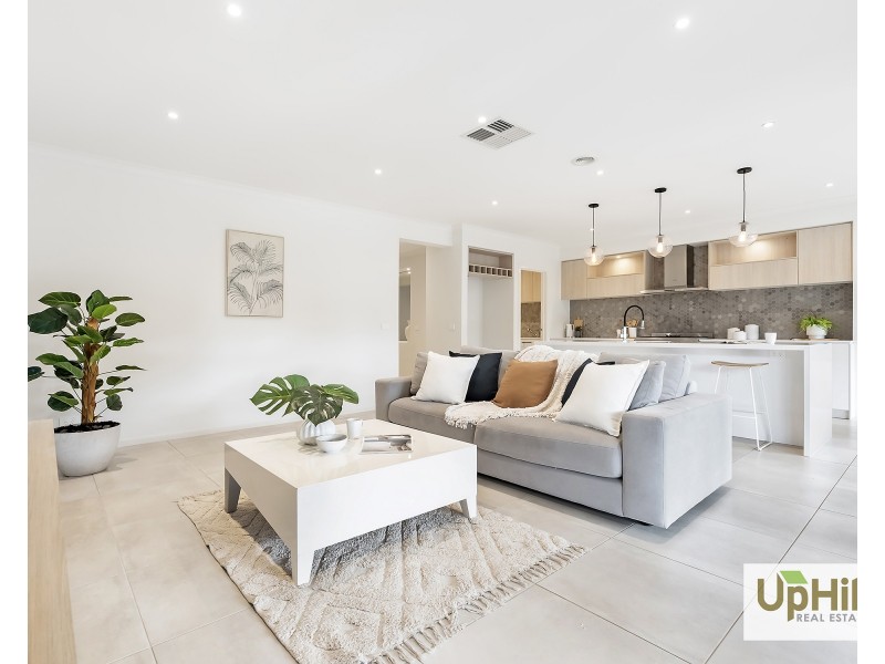 245 Heather Grove, Clyde North VIC 3978