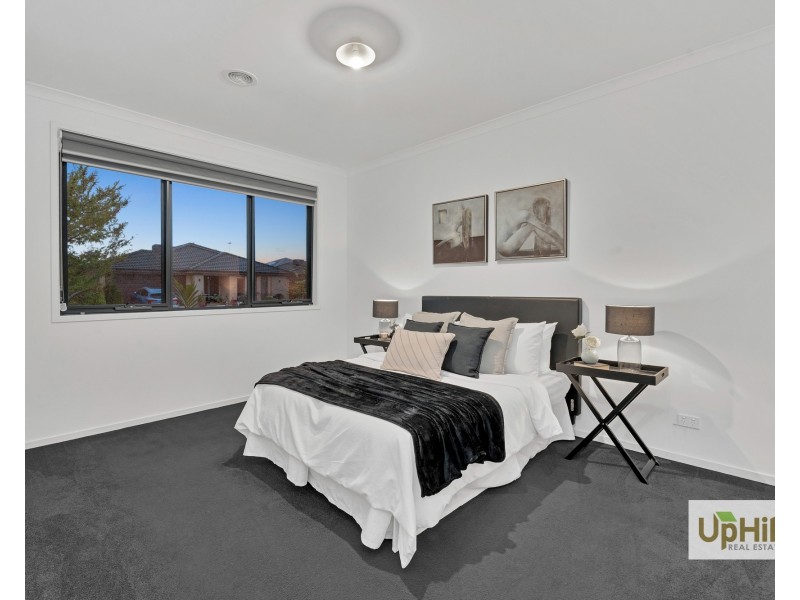 17 Gilcambon Way, Clyde North VIC 3978