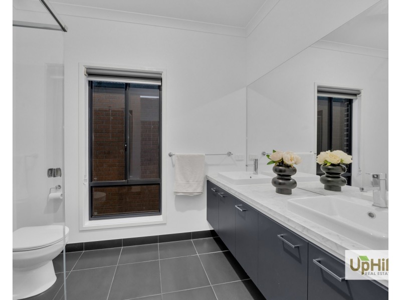17 Gilcambon Way, Clyde North VIC 3978
