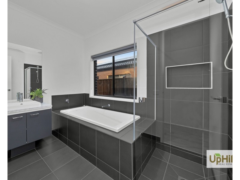 17 Gilcambon Way, Clyde North VIC 3978